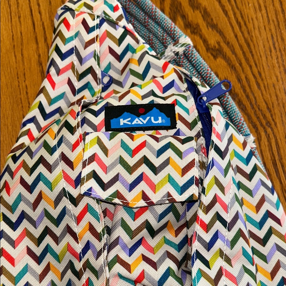 Kavu Multicolor Chevron Pattern Rope Sling Bag -EUC - Picture 2 of 6